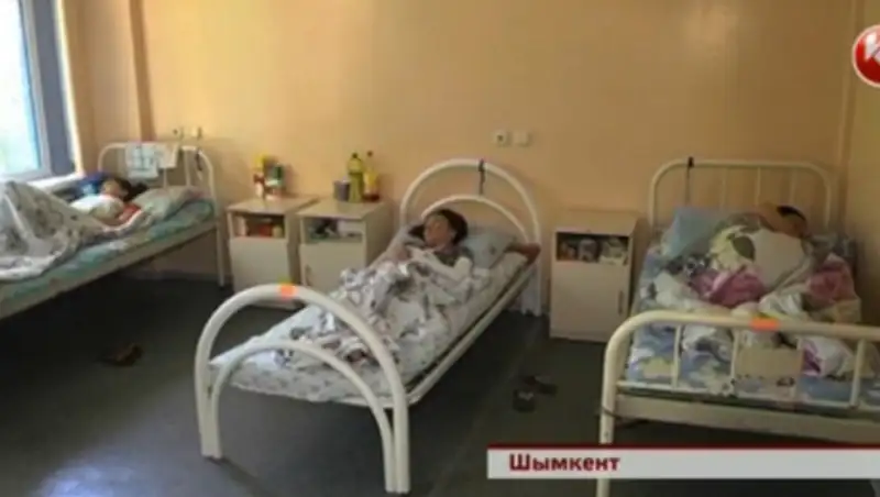 Шымкентские врачи спасают попавших в страшную аварию