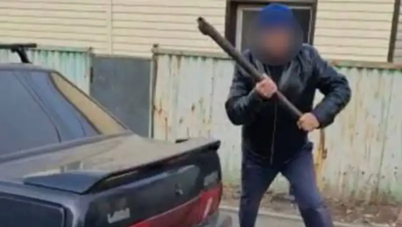 Должник бросился с топором на судебного исполнителя в Нур-Султане