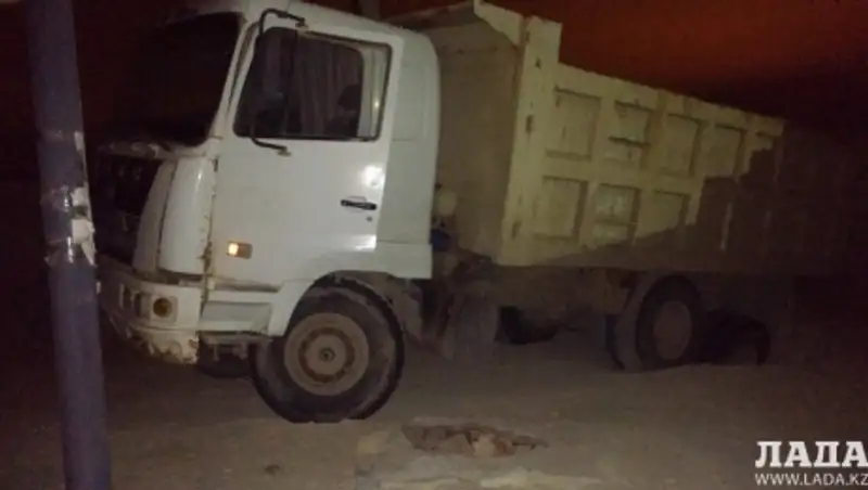 В поселке Приморский грузовик провалился в канализационный колодец