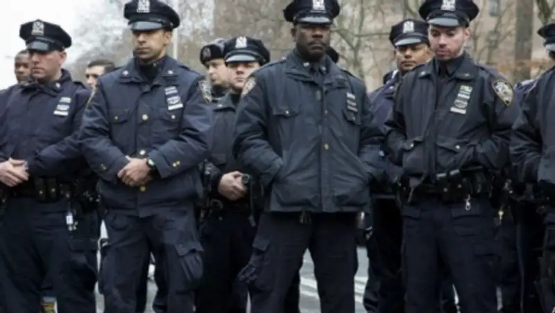 В Нью-Йорке неизвестные ранили двух полицейских