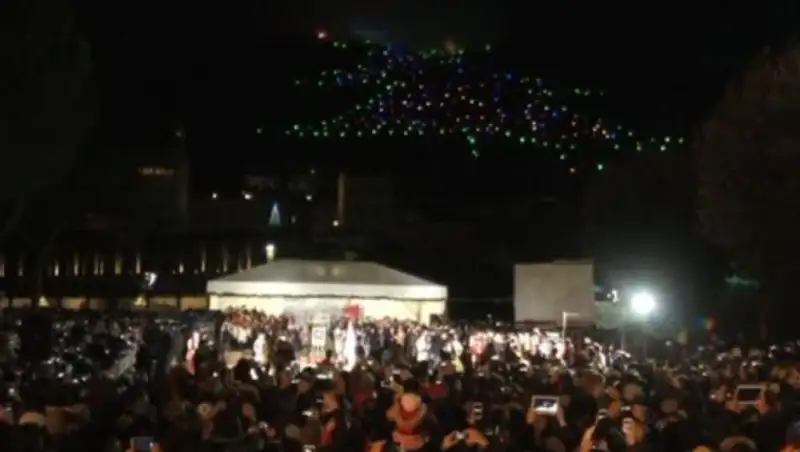 Папа Римский зажег елку при помощи планшета