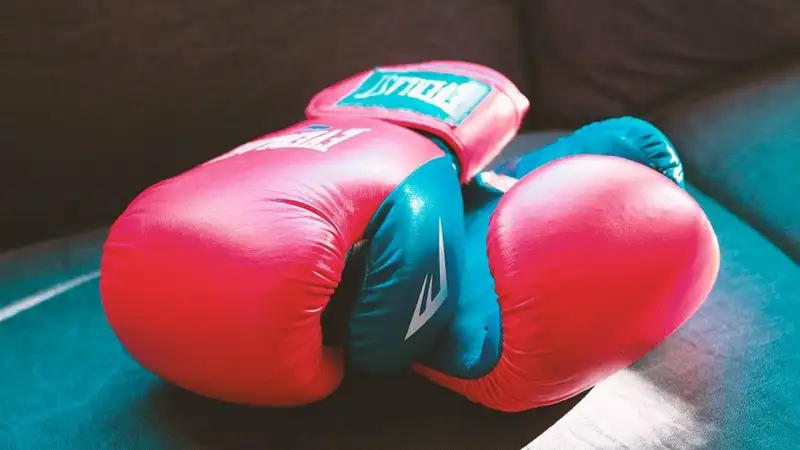 Казахстанец трижды отправил узбекистанца в нокдаун и победил на вечере бокса в Нур-Султане