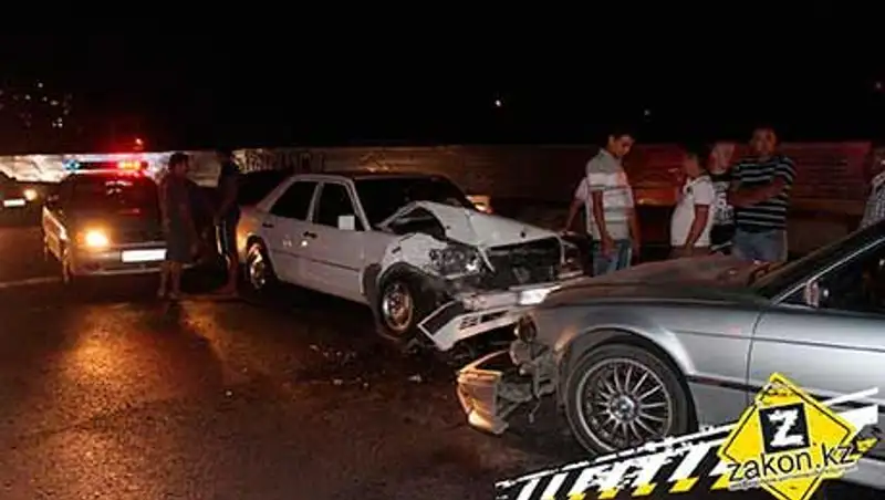 Пьяный водитель БМВ в Алматы на встречной полосе совершил ДТП после чего ушел за пивом