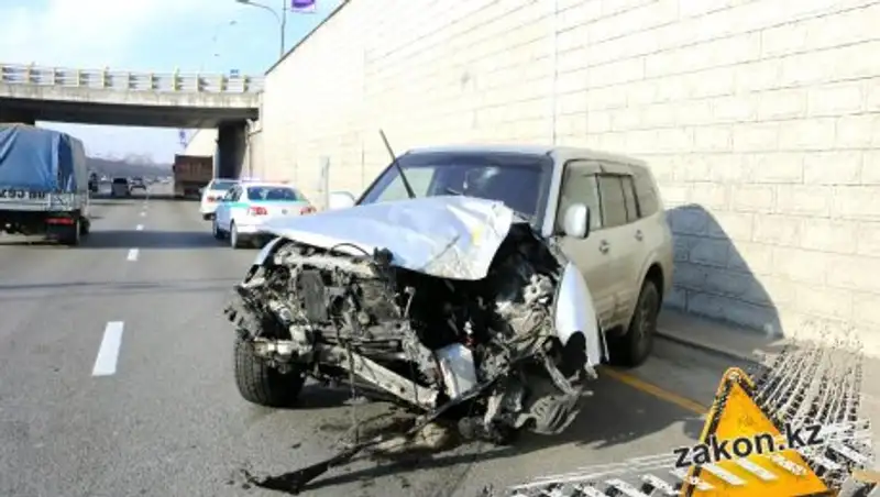 "Шашечник" спровоцировал аварию на пр.Аль-Фараби в Алматы