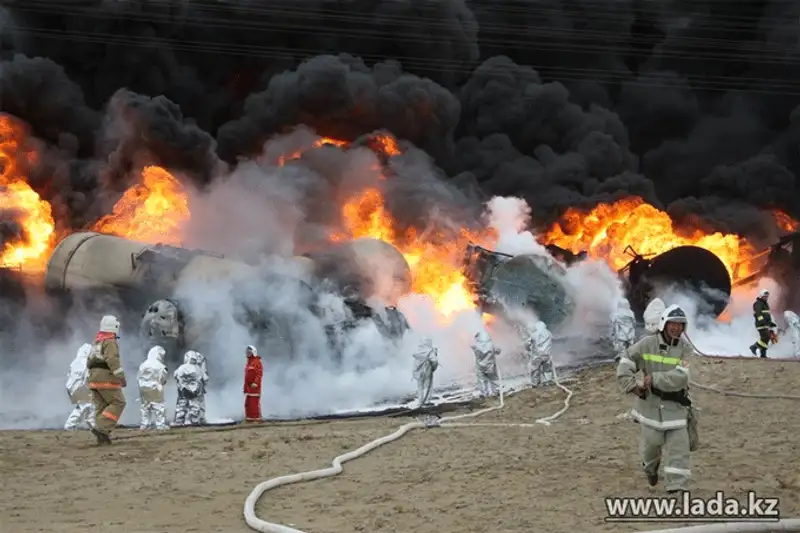 Цистерны с нефтью горят в промзоне Актау (фото), фото - Новости Zakon.kz от 16.11.2013 21:43