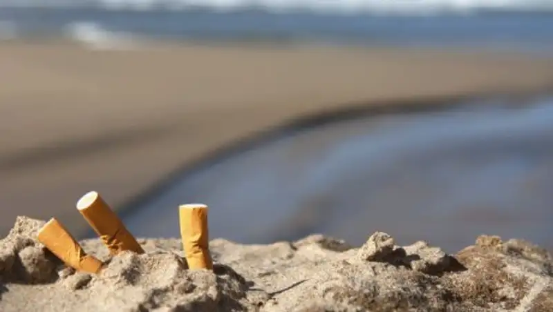 В Таиланде пока не будут штрафовать туристов за курение на пляже