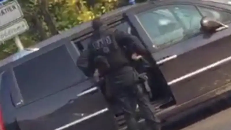 Французские СМИ: террористы захватили лицей на окраине Парижа