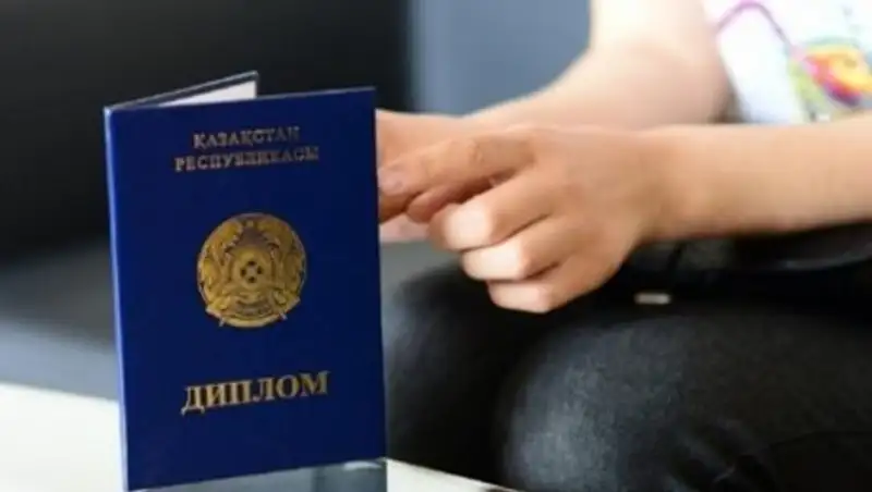 В Алматы вычислили 17 педагогов с фальшивыми дипломами престижных вузов