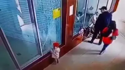 девочка разбила стекло, фото - Новости Zakon.kz от 05.04.2023 19:01