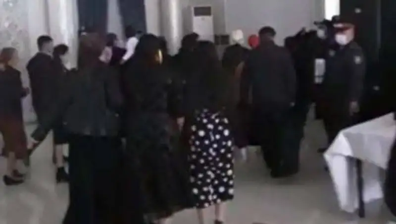 Пышную свадьбу прервали полицейские в Туркестане