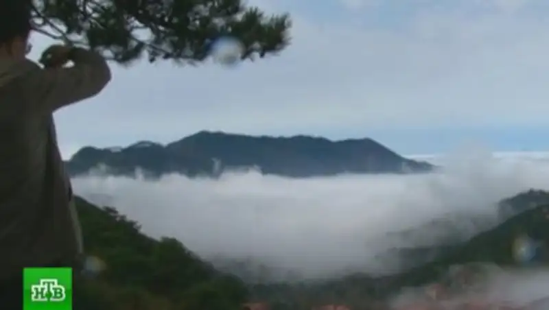Море облаков поглотило горы в Китае