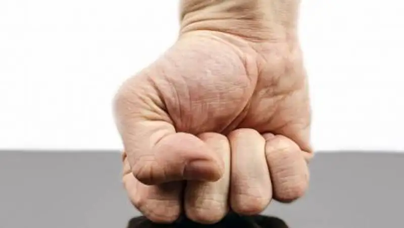 Пьяный мужчина подрался на борту самолета