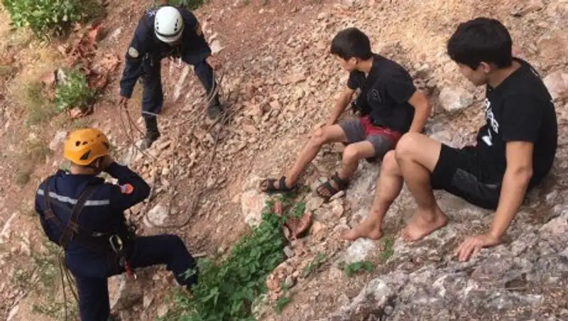 Двух попавших в беду туристов спустили с гор сотрудники ДЧС Шымкента