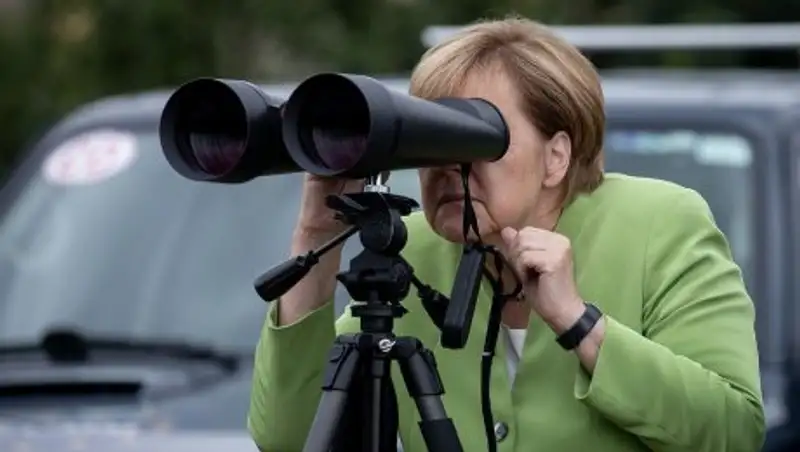 В Сети высмеяли Меркель с биноклем на границе