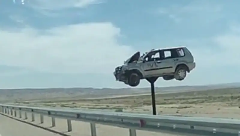 Разбитый внедорожник установили на трассе в Мангистауской области
