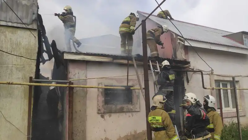 Сильный пожар в селе под Атырау начался из-за короткого замыкания