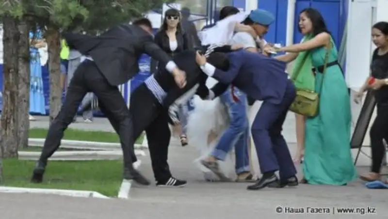 Пьяный десантник затеял драку, заглянув под юбку чужой невесты