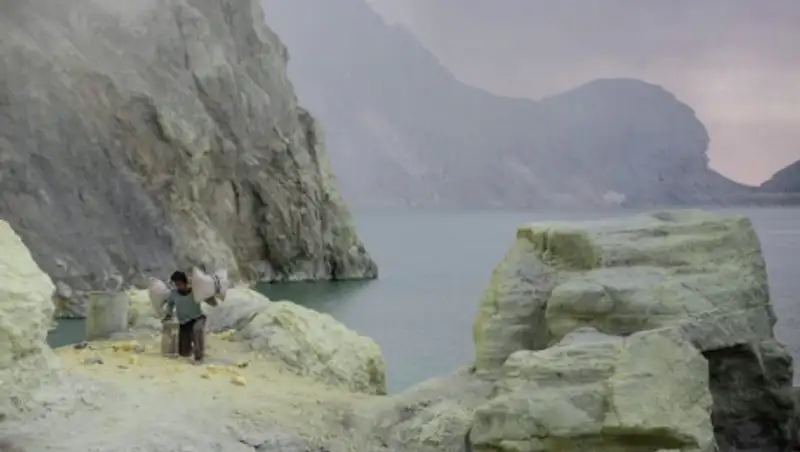 Два аэропорта в Индонезии остаются закрытыми из-за извержения вулкана