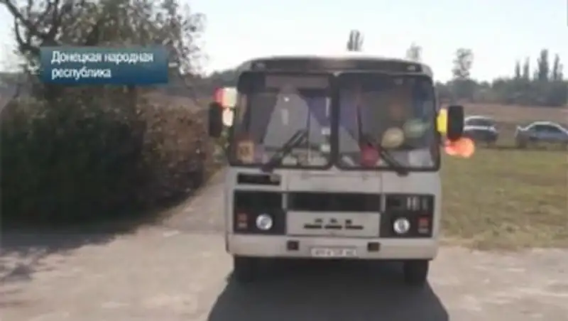 Урок доброты: ополченцы ДНР подарили школьникам новый автобус