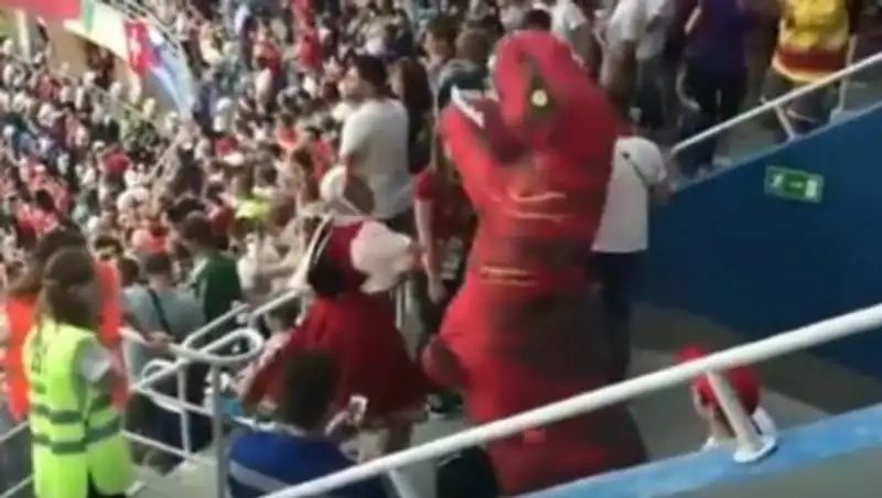 Бородатый болельщик в кокошнике подрался с динозавром на ЧМ 2018