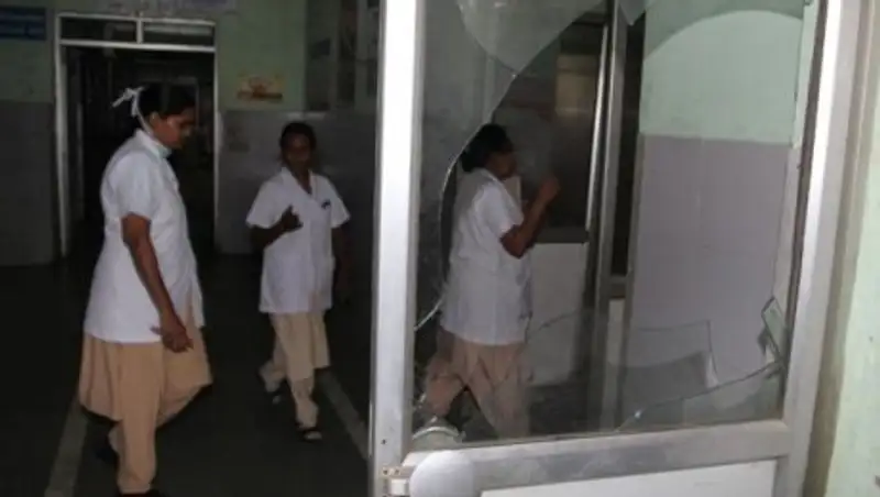 Индийских врачей научат обороняться от пациентов