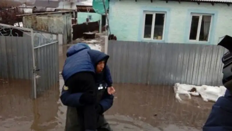 Даниал Ахметов с воздуха оценил ледовую обстановку на Бухтарме