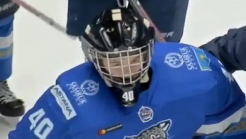 Соперник порезал коньком горло 16-летнему казахстанскому вратарю