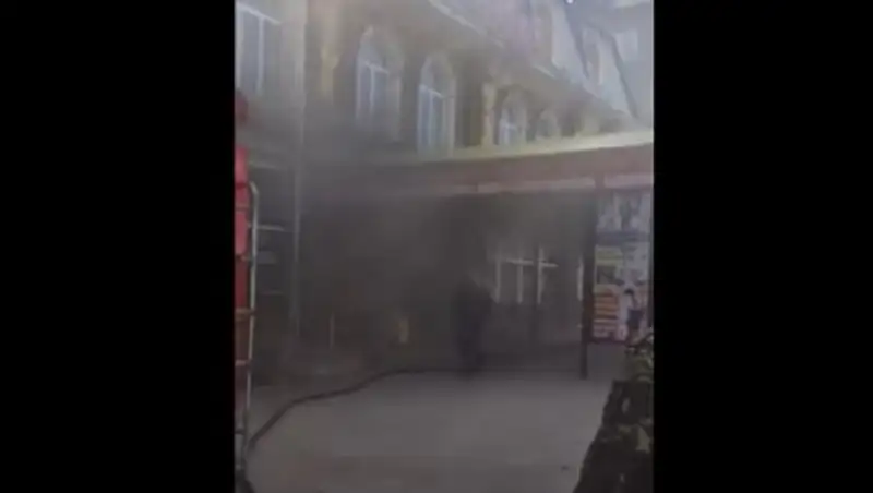 8 человек оказались заперты в подвале при пожаре в костанайском магазине