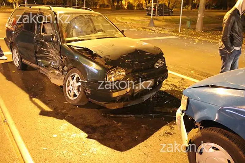 ДТП с участием трех машин произошло минувшей ночью в Алматы (фото), фото - Новости Zakon.kz от 22.10.2013 19:35