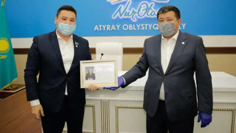 Аким Атырауской области вручил волонтерам благодарственные письма от Елбасы