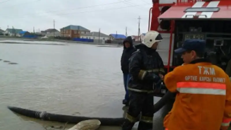 В Атырау жителей затопленных домов размещают в школах 