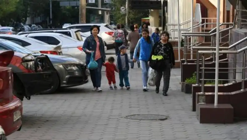 Байбек поручил восстановить тротуары на улицах Алматы