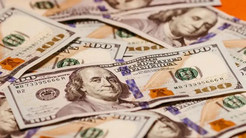 Курс доллара упал сразу на 6,5 тенге