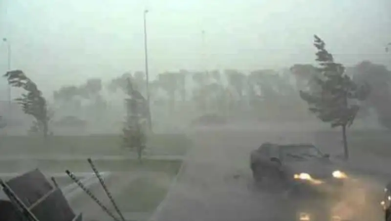 Астанчан предупреждают о возможном урагане и просят соблюдать меры предосторожности