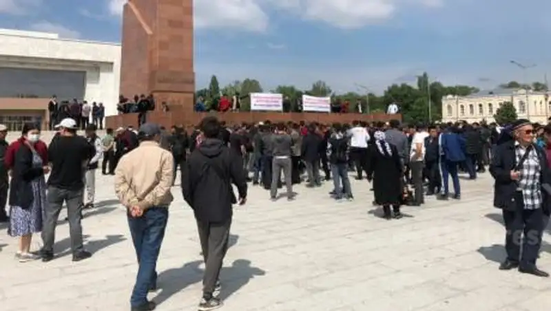 В Бишкеке митингующие требуют выдать им оружие