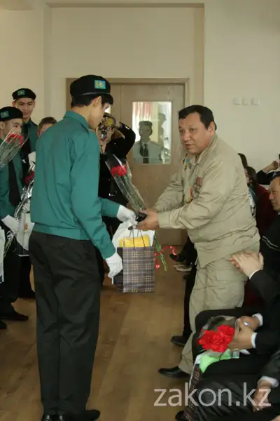 В алматинской школе провели торжественное мероприятие для воинов-афганцев В алматинской школе провели торжественное мероприятие для воинов-афганцев, фото - Новости Zakon.kz от 22.02.2013 21:06