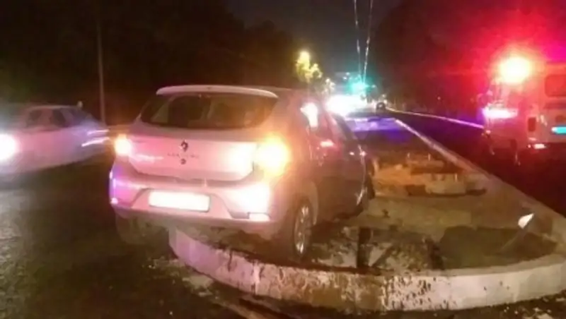 Автомобиль залетел на "островок" по Тимирязева в Алматы