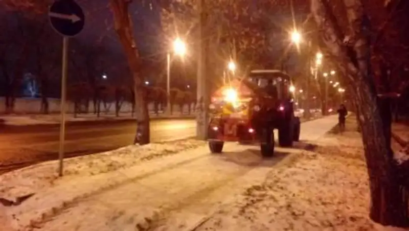 В Алматы выпало до 5 см снега, в уборке задействовано полтысячи техники