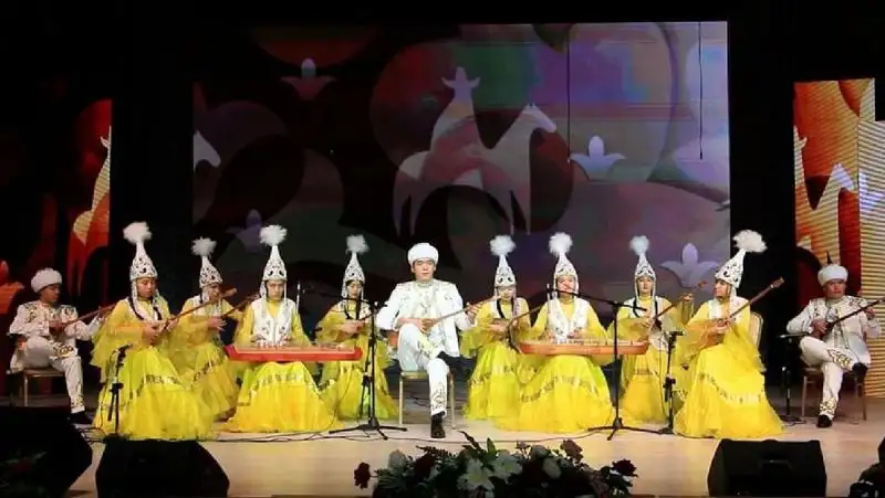 В Петропавловске ко Дню Первого Президента прошел флешмоб домбристов