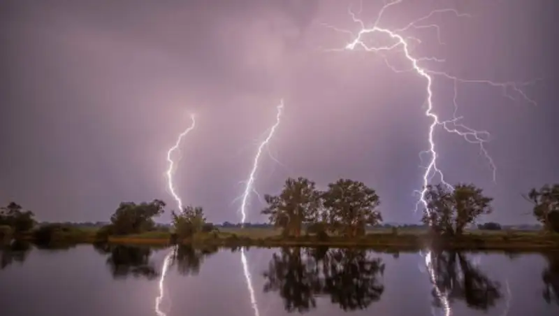 Грозы и сильные ветра ожидаются в нескольких областях Казахстана