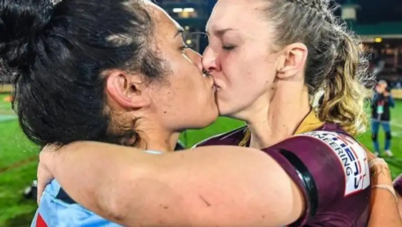Поцелуй двух регбисток разгневал фанатов, но лига встала на защиту