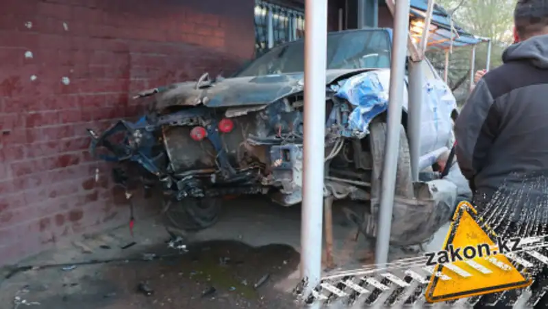 В Алматы машина врезалась в магазин