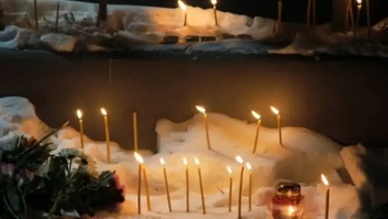 Жителей Магнитогорска призвали убрать стихийные мемориалы у рухнувшего дома