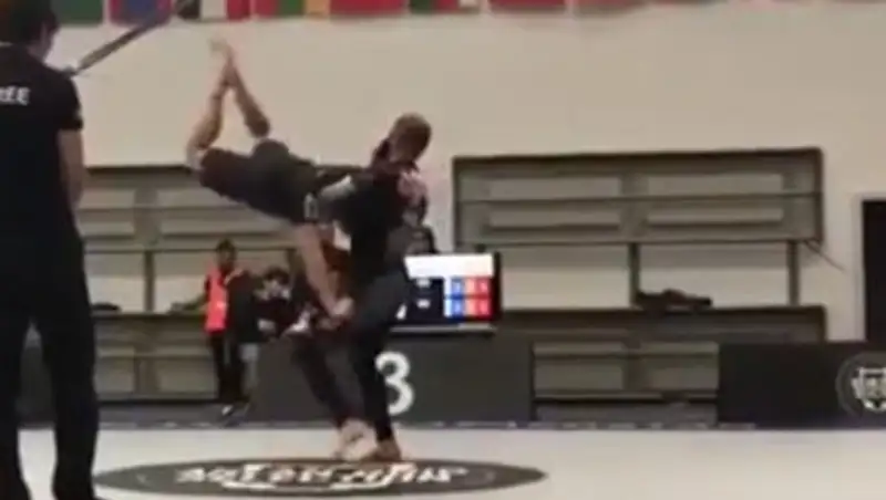 Безумный прием казахстанского борца, после которого ты захочешь играть им в Mortal Kombat