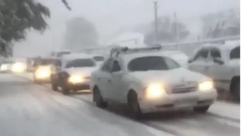 Снег застал алматинских водителей врасплох