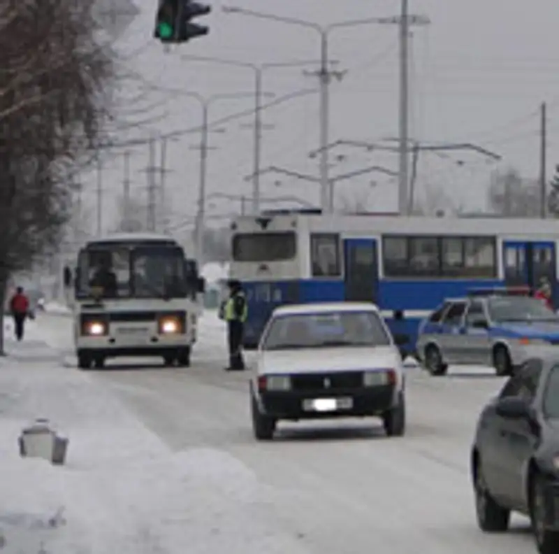 В Усть-Каменогорске женщина оказалась заблокирована под рейсовым автобусом, фото - Новости Zakon.kz от 15.12.2011 18:36