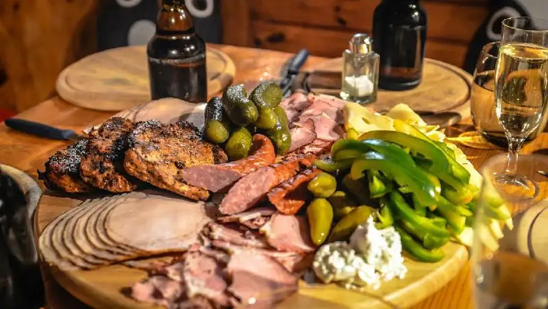 Диетолог посоветовала исключить из меню на Новый год колбасу и икру