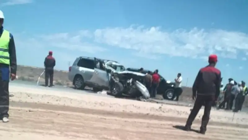 На трассе Актау-Жанаозен столкнулись внедорожник и грузовик