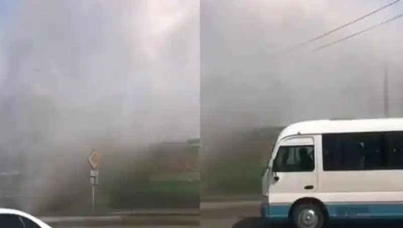Горячий фонтан из-под асфальта сняли на видео в Павлодаре