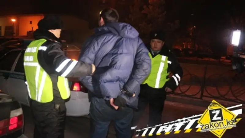 "Разборки" на остановке в Алматы закончились дракой и грабежом